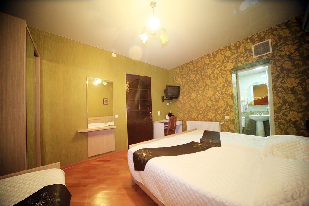 Hotel Edelweiss Кутаїсі Екстер'єр фото
